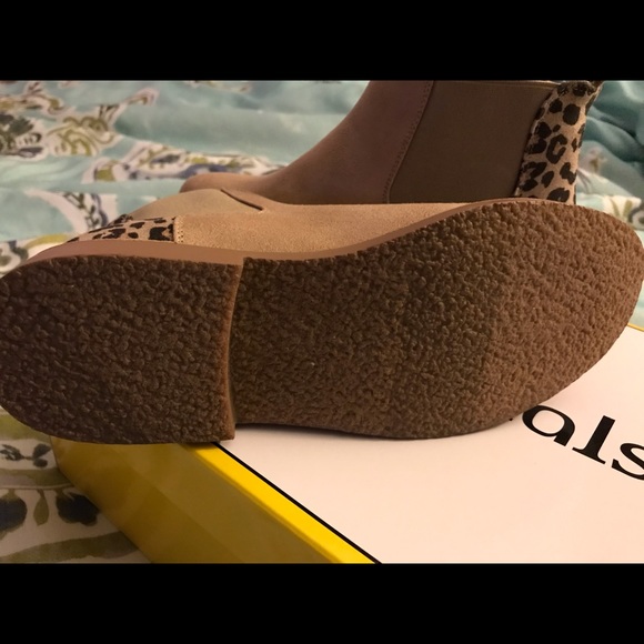 Woman’s Booties - Picture 6 of 7